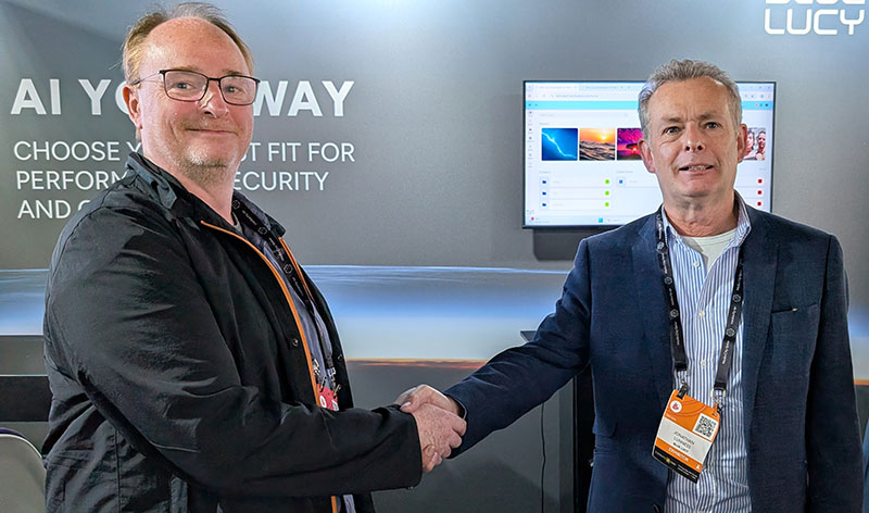 Blue Lucy vsi Pete Lewis Jonathan Lunness